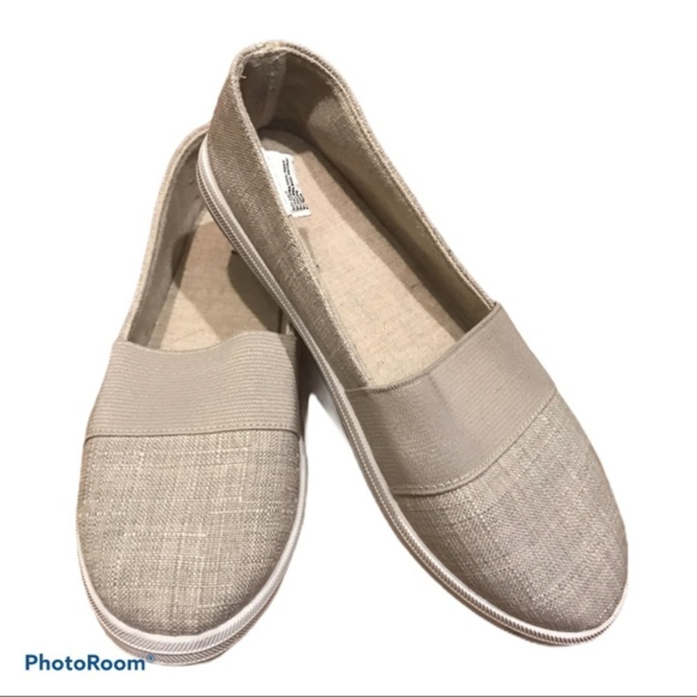 Cute canvas slip on shoes size small 6-7 - Picture 1 of 3